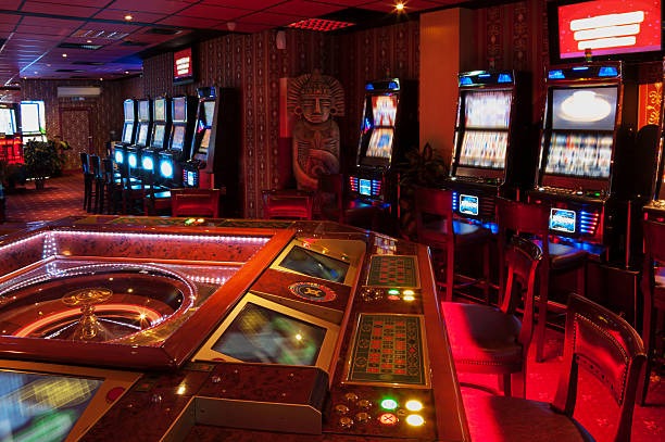 mpo76 mobile app interface showing slot games and live-dealer tables